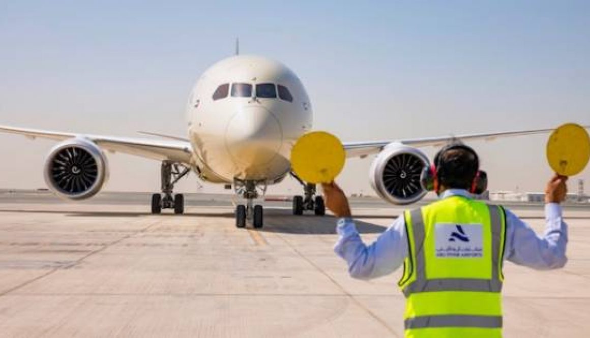 ETIHAD WELCOMES LATEST ADDITION TO FLEET AS NEW BOEING 787-10 DREAMLINER TOUCHES DOWN