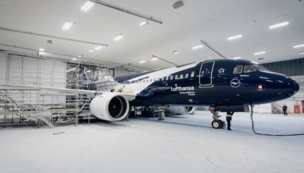 Lufthansa anniversary fleet grows: now also includes A320 and A350 with XXL crane