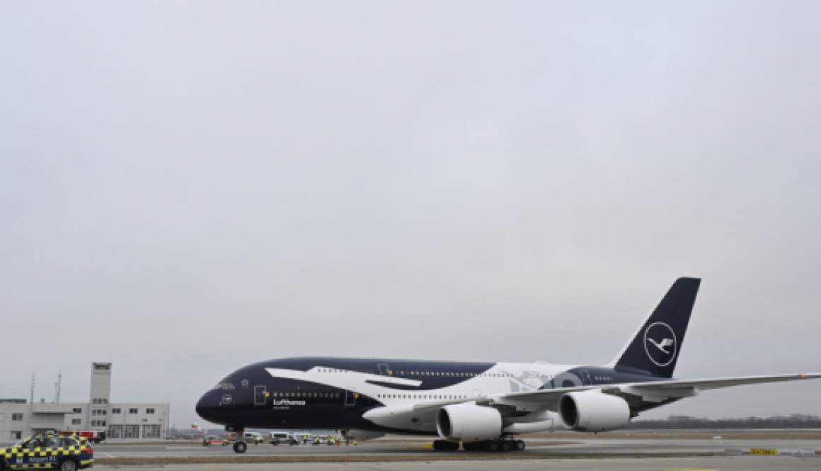 Lufthansa A380 now with XXL crane